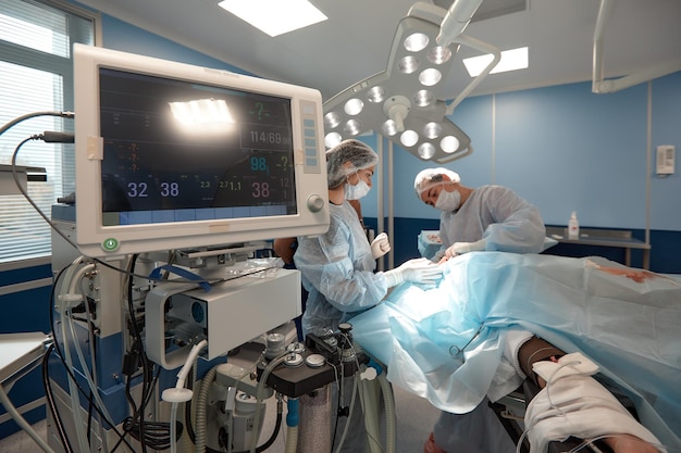 Monitoreo del corazón de los pacientes en la unidad de cuidados intensivos