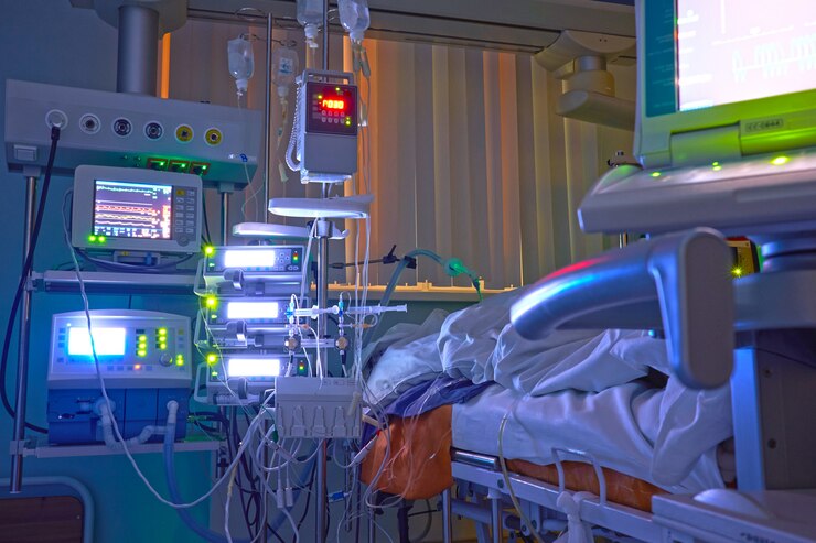 Monitores brillantes en el departamento de cuidados intensivos. Turno de noche en icu, paciente en estado crítico.