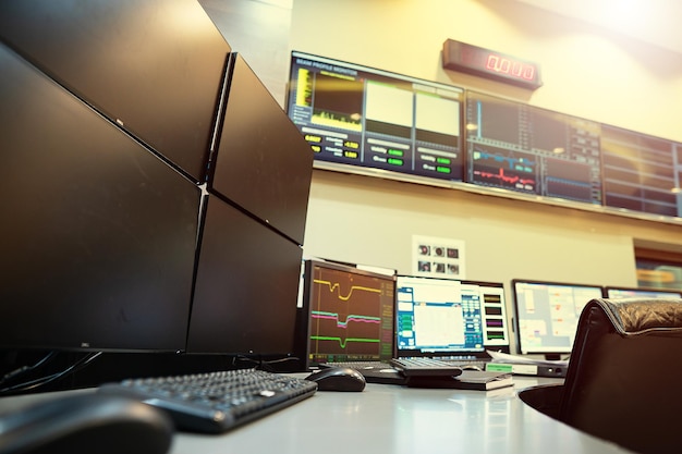 Monitores de computadora en el escritorio de la oficina