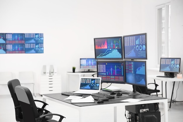 Monitores con datos de stock sobre la mesa en la oficina