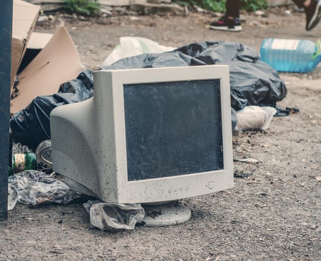 Foto monitores de crt antigos em aterros sanitários reciclagem de componentes de computadores problemas ambientais