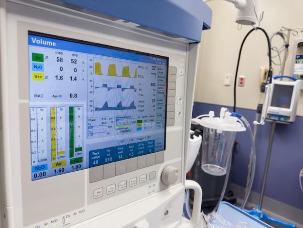 Los monitores hospitalarios simbolizan la importancia de la monitorización continua de los signos vitales, como