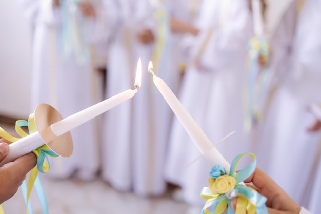 Las monjas ayudan a los niños a encender velas a los ministros de las hermanas en la iglesia