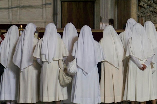 Monjas en la basílica de San Pedro en Roma Italia