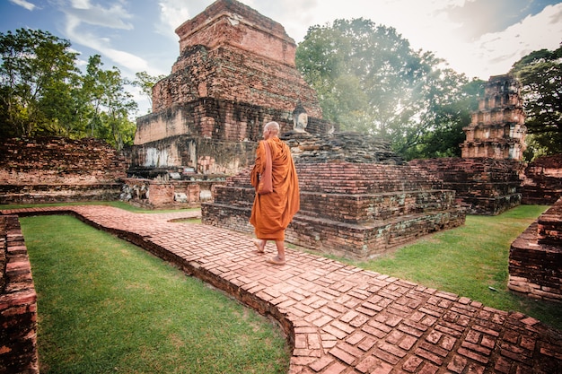 Monje budista en ruinas antiguas en Ayutthaya, Tailandia.