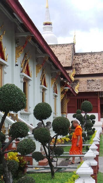 Foto monje caminando fuera del templo