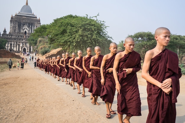 Foto monje novicio de myanmar en la pagoda de bagan