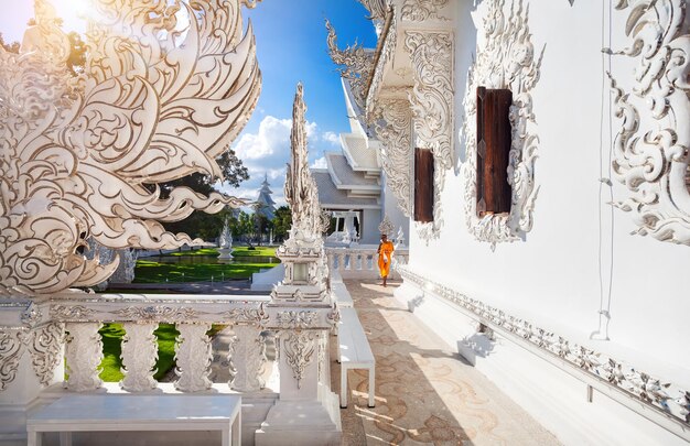 Monje en el Templo Blanco de Chiang Rai