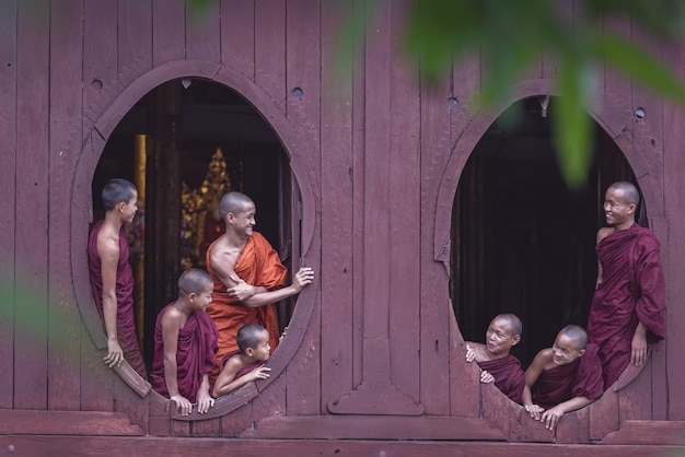 Monjes novatos en Myanmar