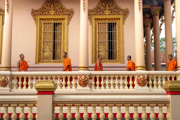 Foto los monjes de pie en el porche foto