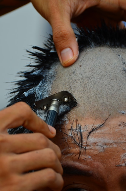 Foto monk in buddhism usa clipper para afeitarse