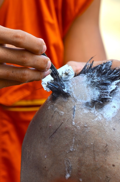 Foto monk in buddhism usa clipper para afeitarse