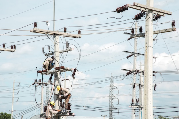 Foto mono de electricista trabajando en altura y peligroso