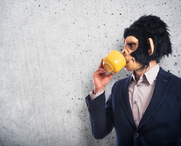 Mono hombre sosteniendo una taza de café