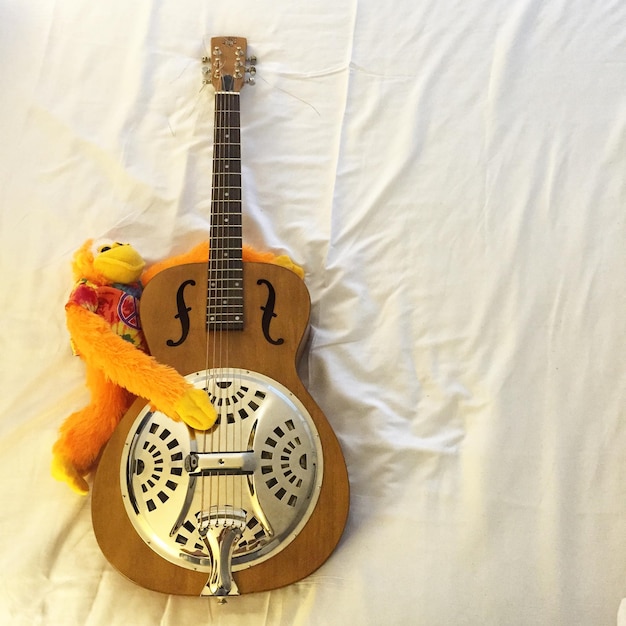Foto un mono de juguete tocando la guitarra
