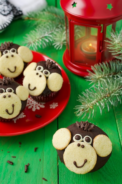 Foto mono muffins de chocolate. el símbolo del año nuevo