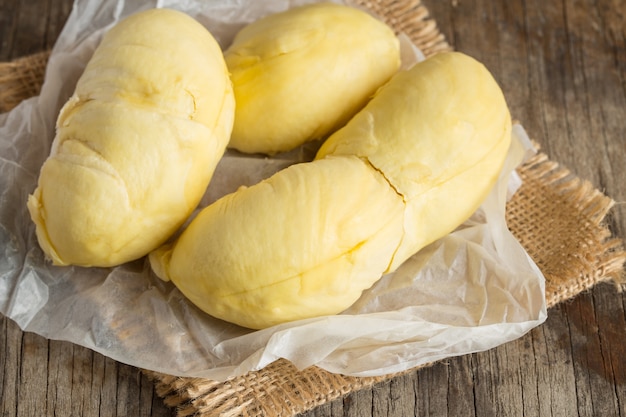 Mono Tanga durian em fundo de madeira, rei de frutas, fruta de cultura