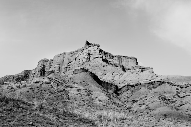 Monochrome Aufnahme von Felsformationen an klaren Tagen in Konorchek Canyons, Kirgisistan