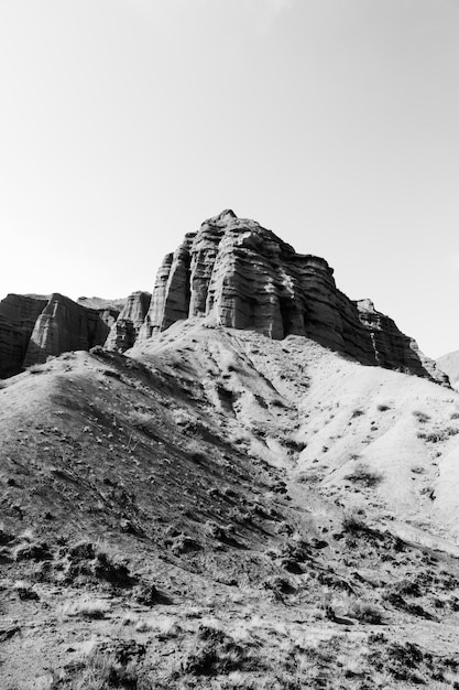 Monochrome Aufnahme von Felsformationen an klaren Tagen in Konorchek Canyons, Kirgisistan