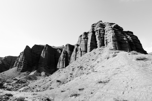 Monochrome Aufnahme von Felsformationen an klaren Tagen in Konorchek Canyons, Kirgisistan