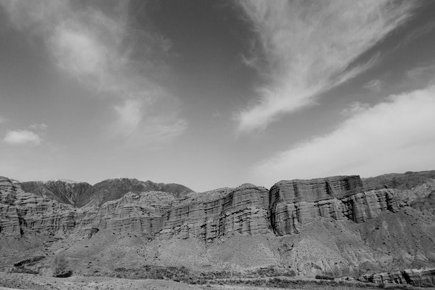 Monochrome Aufnahme von Felsformationen an klaren Tagen in Konorchek Canyons, Kirgisistan