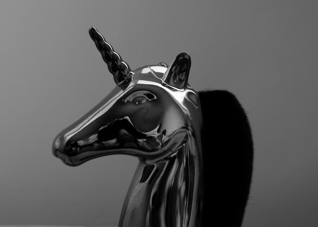 Monochrome Nahaufnahme einer dekorativen Einhorn-Figur