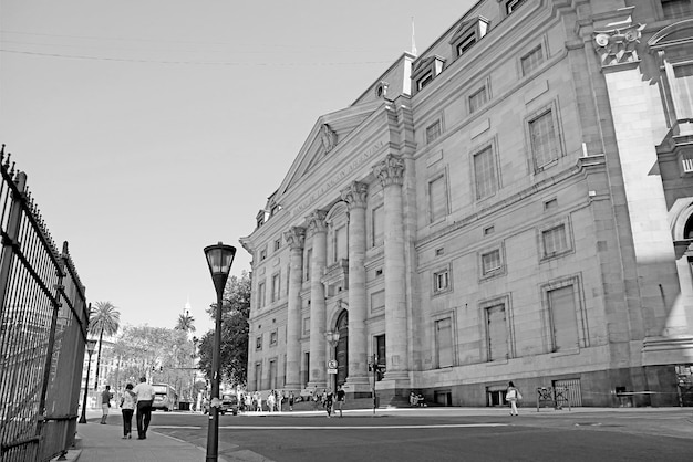 Monochromes Bild der Innenstadt von Buenos Aires mit der Bank der argentinischen Nation Argentinien