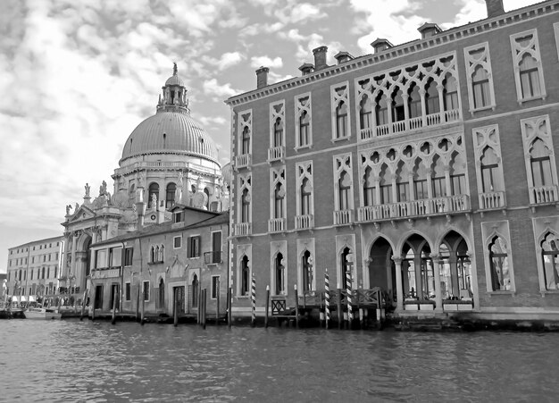 Monochromes Bild des Canal Grande mit Basilika der Heiligen Maria der Gesundheit in Venedig, Italien