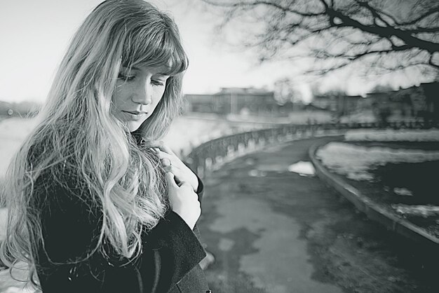 Monochromes Porträt eines jungen Mädchens im Park