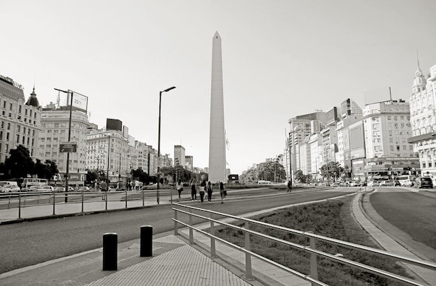 Monochromes Stadtbild von Buenos Aires mit dem Obelisken in der Ferne, Argentinien, Südamerika