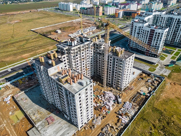 Monolithische Rahmenkonstruktion des Gebäudes Massive Wände aus Beton Aufnahmen aus einer Drohne Moderner Bau eines Wohnhauses Baustelle Nahaufnahme Ansicht von oben