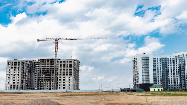 Monolithische Rahmenkonstruktion des Gebäudes Massive Wände aus Beton Das Gerüst für die Wände Schalung für Wände aus Beton Baustelle hautnah