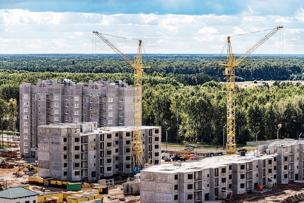 Monolithische Rahmenkonstruktion des Gebäudes. Massivwände aus Beton. Der Rahmen für die Wände. Schalung für Wände aus Beton. Baustelle hautnah.