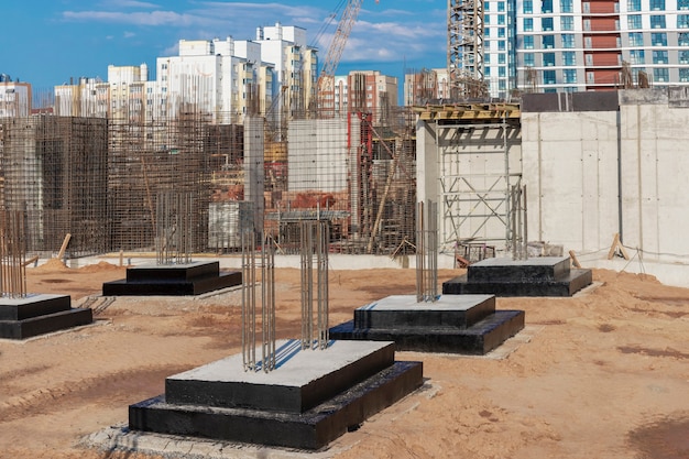 Monolithische Stahlbetonfundamente für den Bau eines Wohnhauses. Grillplatz auf der Baustelle. Baugrube mit Fundamenten.