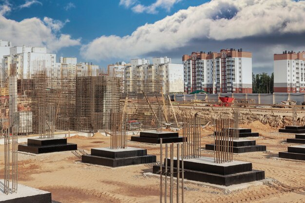 Monolithische Stahlbetonfundamente für den Bau eines Wohnhauses. Grillplatz auf der Baustelle. Baugrube mit Fundamenten.