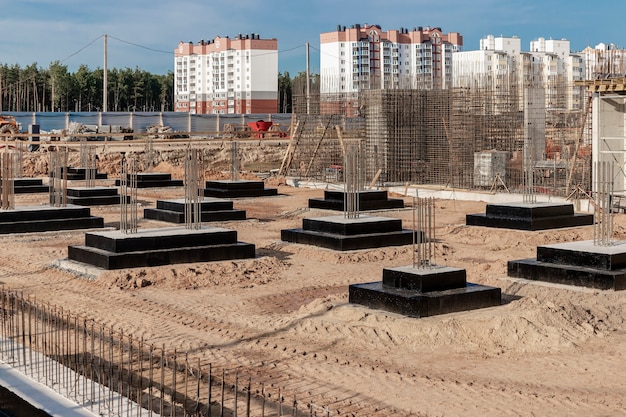 Monolithische Stahlbetonfundamente für den Bau eines Wohnhauses. Grillplatz auf der Baustelle. Baugrube mit Fundamenten.