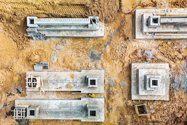 Monolithische Stahlbetonfundamente oder Gitterroste für den Bau eines großen modernen Wohngebäudes Rostverk auf der Baustelle Fundament für das Gebäude Blick von oben