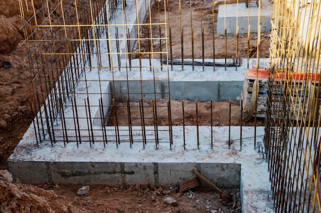 Monolithisches Fundament mit Metallbewehrung Bildet vertikale Schalungskonstruktionen für den Keller eines Wohnhauses Monolithisches Betonfundament Stützfundament Hausbau