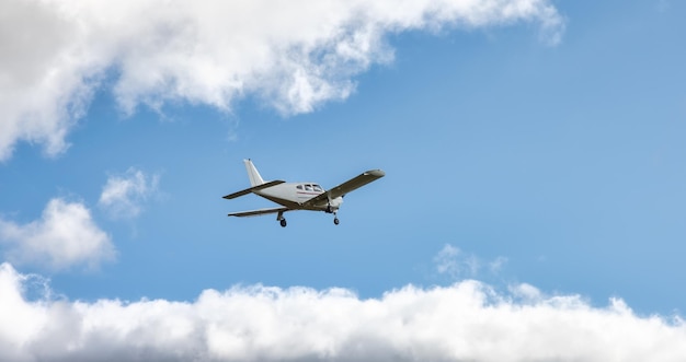 Monomotor pequeno avião decolando de um aeroporto