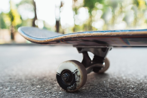 Monopatín en la carretera. Desafío deportivo extremo y competencia de skaters, imagen de primer plano de skate