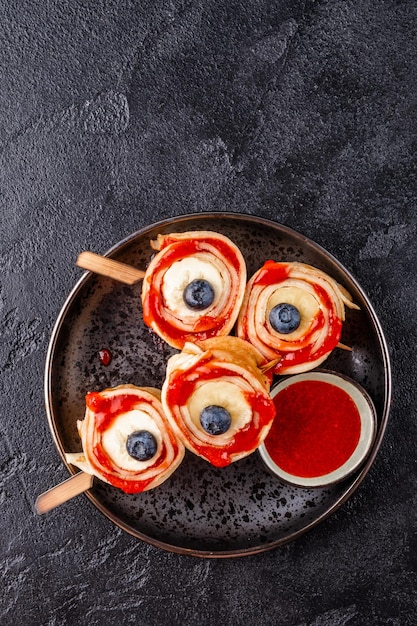 Monster Bloody Eyeballs für Halloween Crepes mit Bananen- und Erdbeermarmelade aufrollen