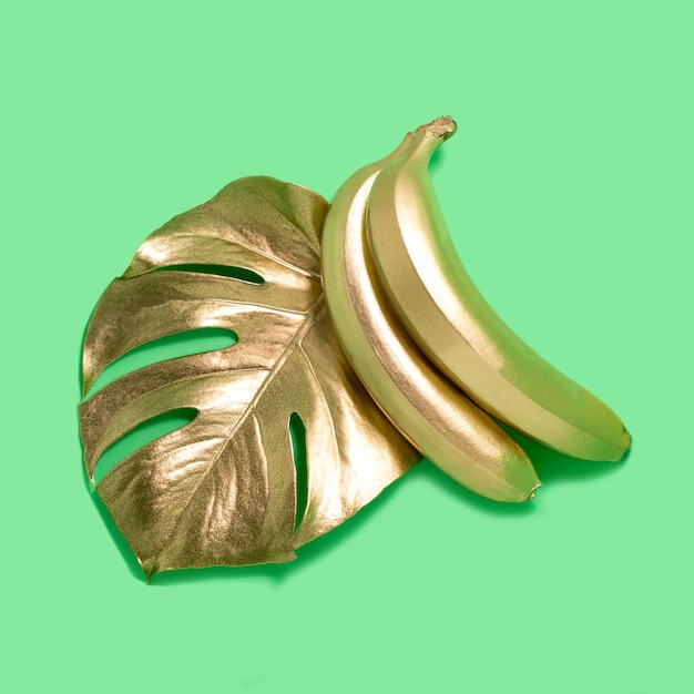 Foto monstera folha de ouro com bananas