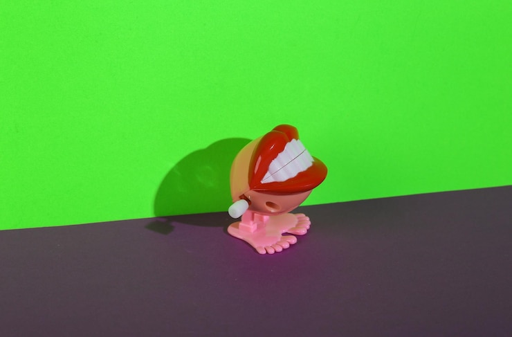 Foto monstro de relógio em fundo verde roxo