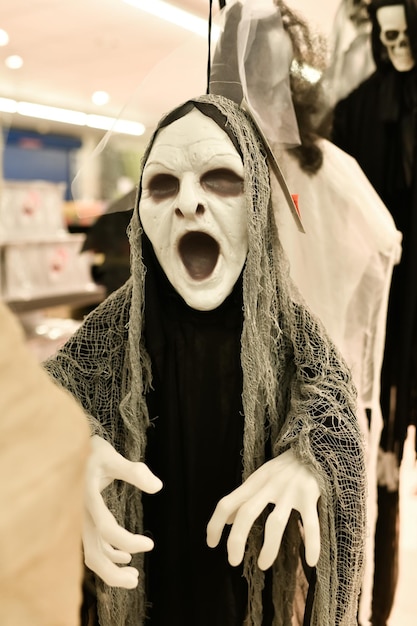 Monstro fantasma de isopor em uma loja Halloween Costume Store