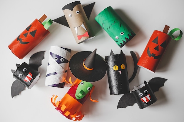 Foto monstruos de halloween de rollos de papel higiénico manualidades infantiles para halloween