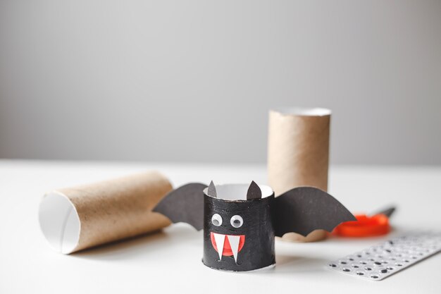 Monstruos de Halloween de rollos de papel higiénico Manualidades infantiles para Halloween