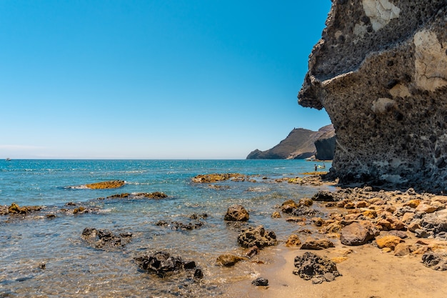 Monsul Strand im Naturpark Cabo de Gata, erodierte Lavaformationen, die ihn umgeben, feiner Sand und kristallklares Wasser