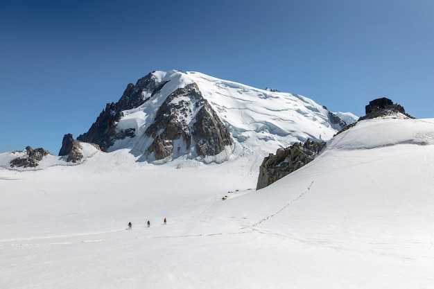 Mont-Blanc-Drei-Berge-Route par les 3 Monts über Montblanc du Tacul Mont Maudit und den Hauptalpenberg MontBlanc Blick von der Aiguille du Midi Chamonix Frankreich