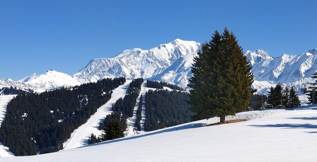 Mont-blanc no inverno, montanhas alpinas, vista de les saisies, frança