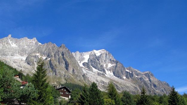 Mont Blanc, o pico mais alto dos Alpes, na fronteira da Itália e da França. Montanhas altas com neve